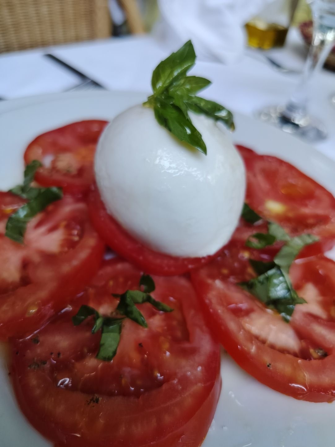 Salade de tomates mozarella photo gratuite