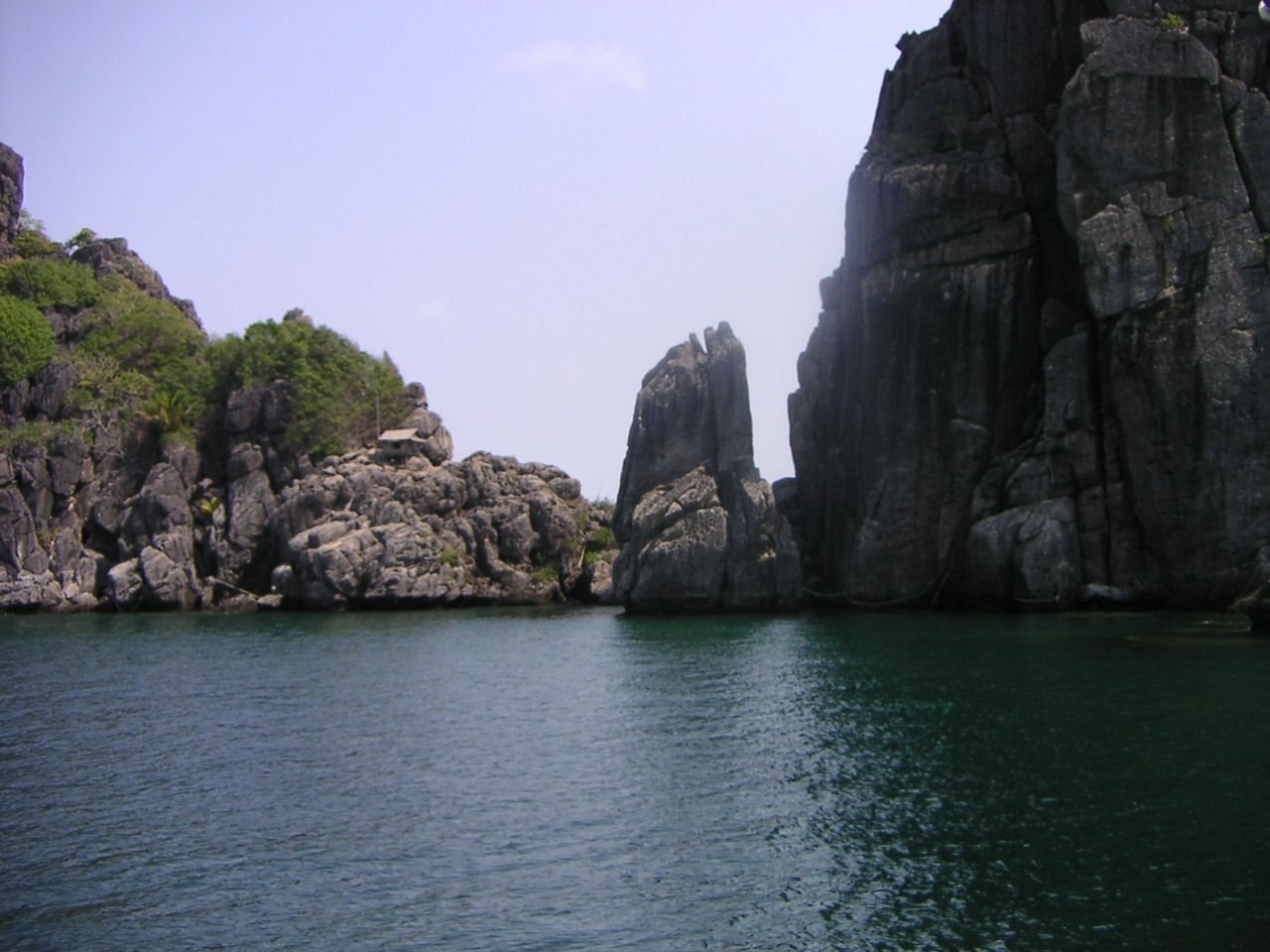 Un plan d'eau entouré de grandes formations rocheuses ou de falaises, photo gratuite