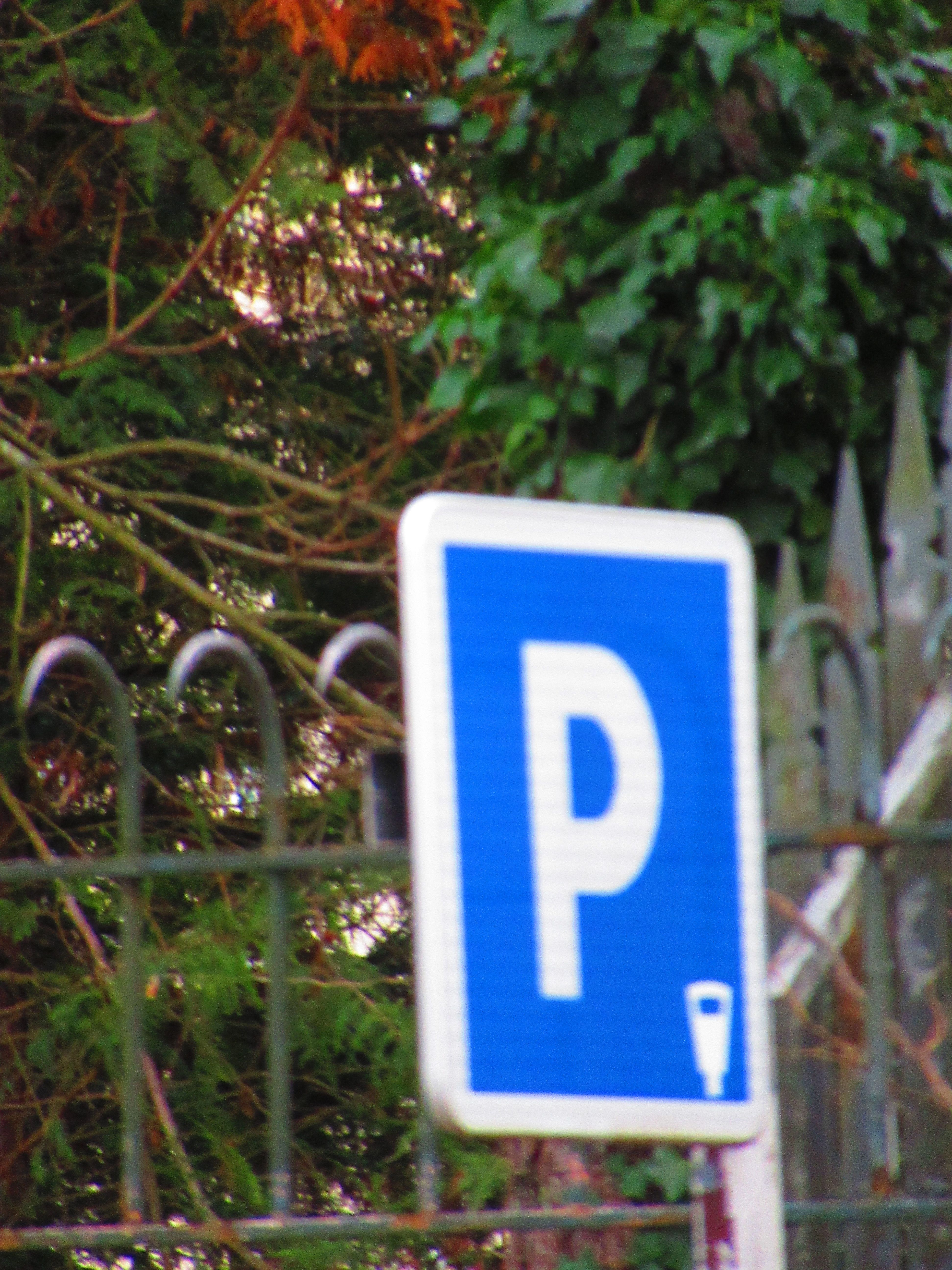 Un panneau de signalisation routière indiquant une zone de stationnement payante photo gratuite