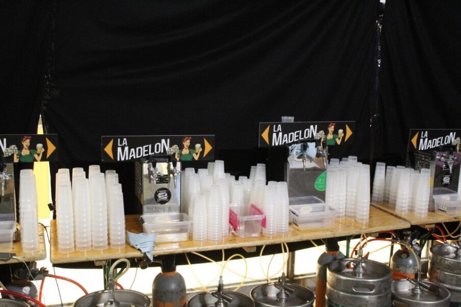 Stand de distribution de bière, tireuses à bière "La Madelon" photo gratuite