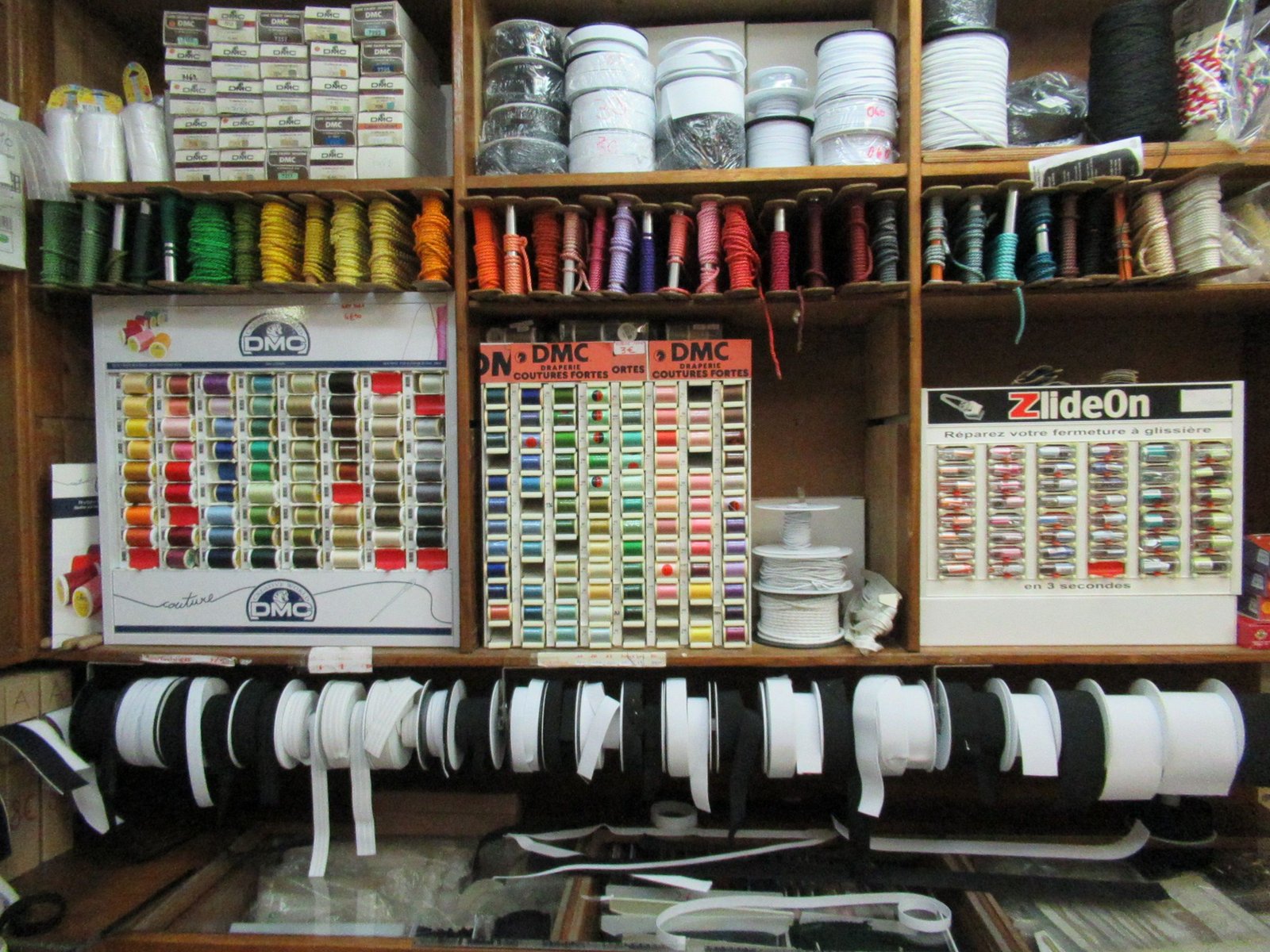 Fils de couture de marque DMC dans une mercerie