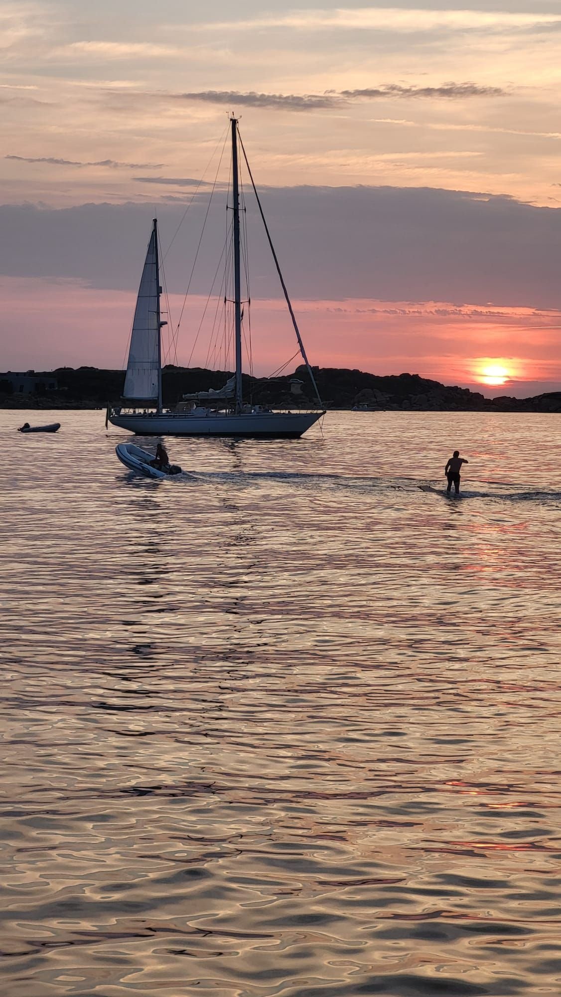 Un voilier au coucher du soleil, photo gratuite