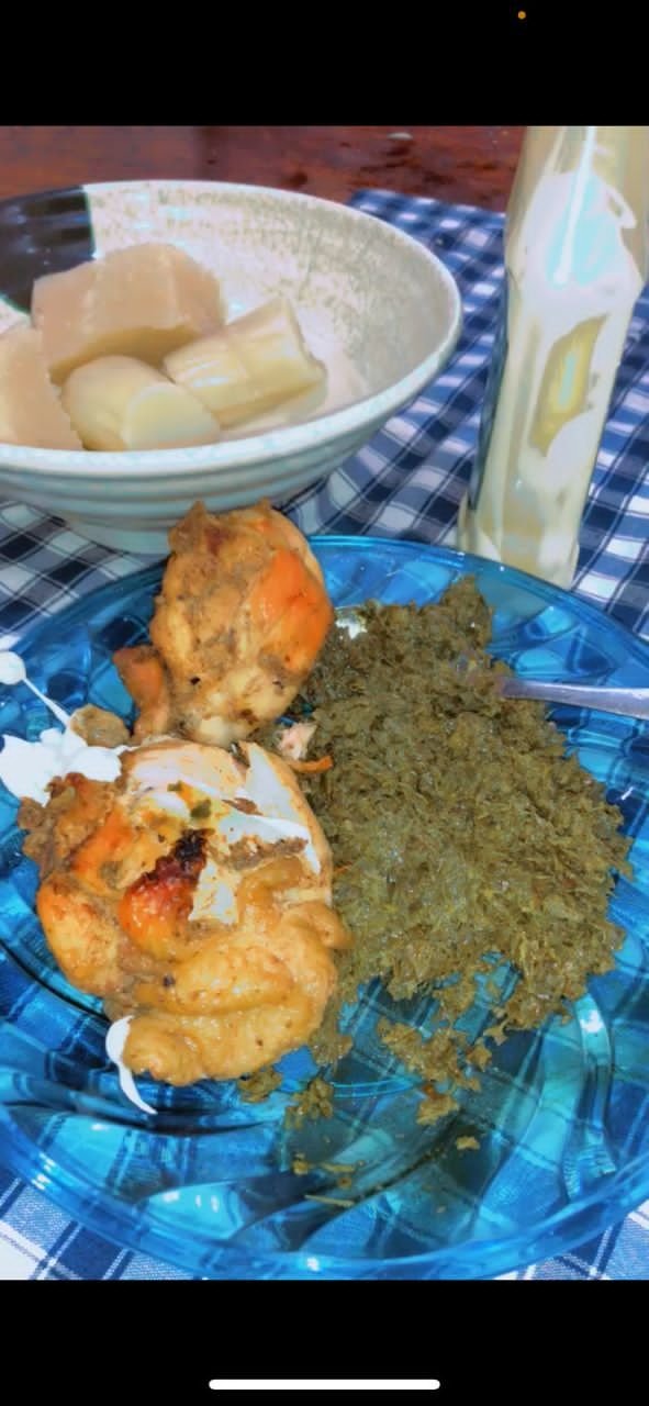 Saka-saka et poulet grillé : cuisine africaine photo gratuite