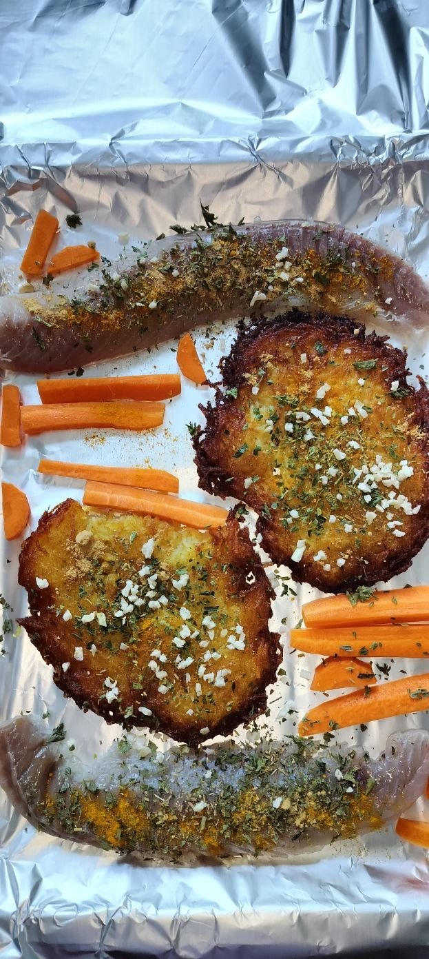 Filet de lieu noir avec carottes et crêpes de pommes de terre râpées