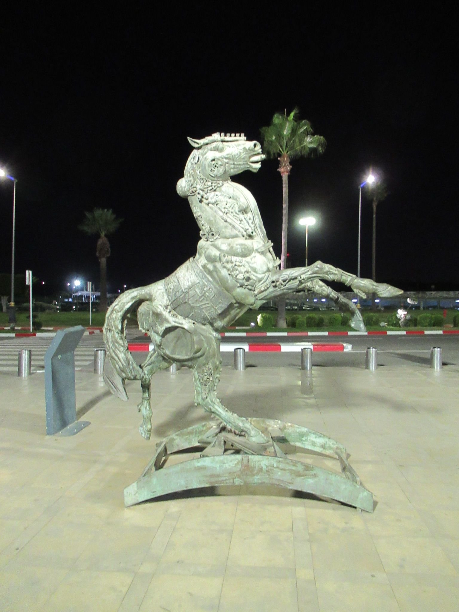 La statue métallique d'un cheval cabré aéroport Mohamed 5 au Maroc photo gratuite