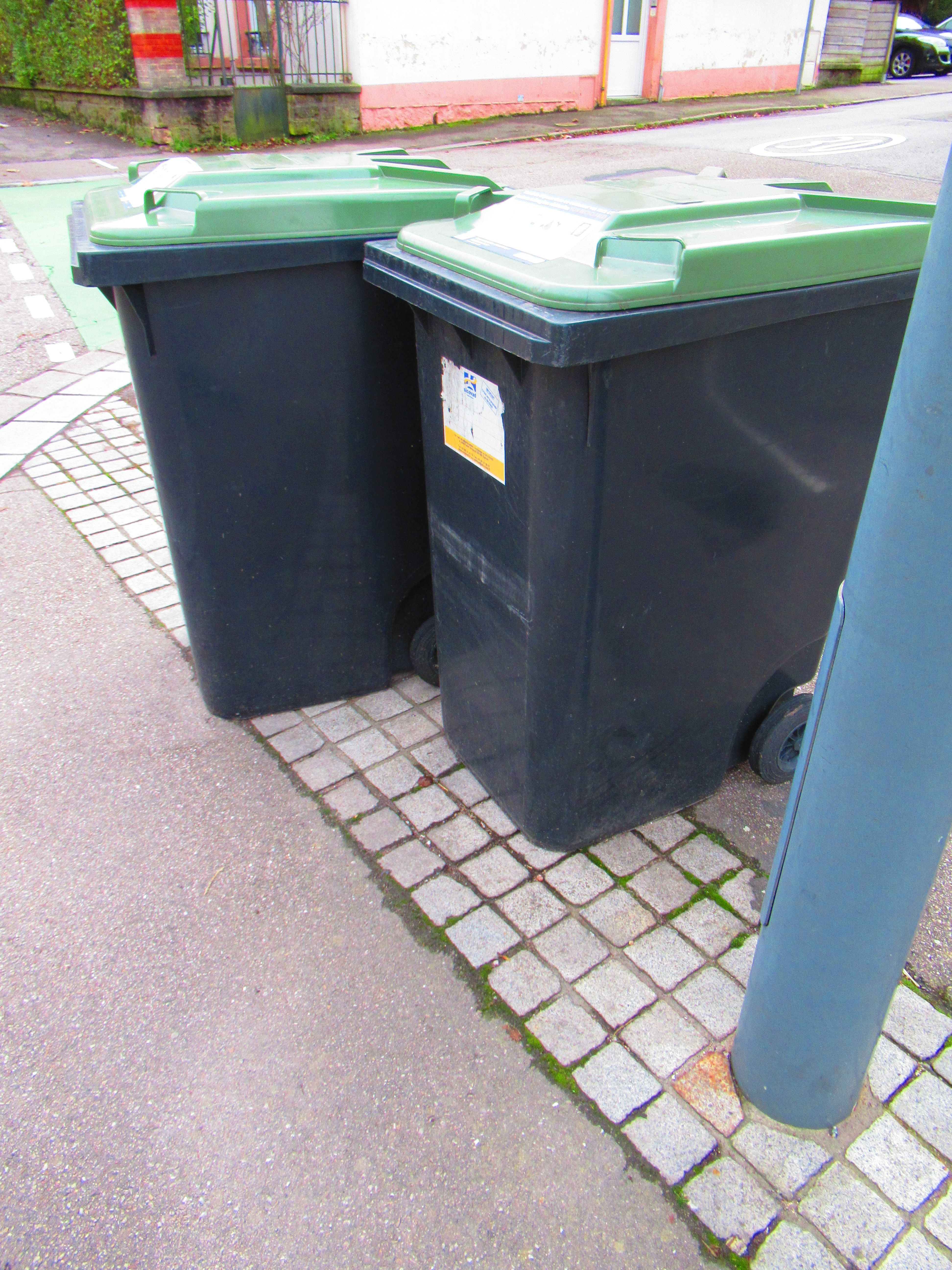Deux bacs poubelle