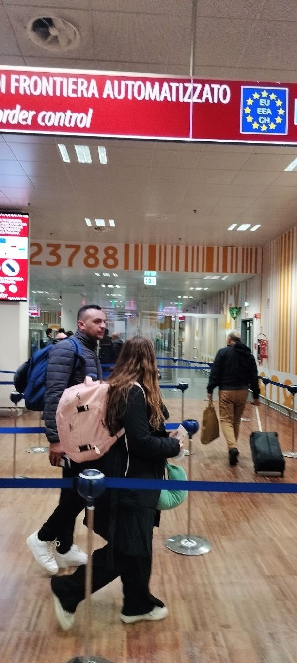 Contrôle des passeports à l'aéroport de Orio al Serio Milan Bergame photo gratuite