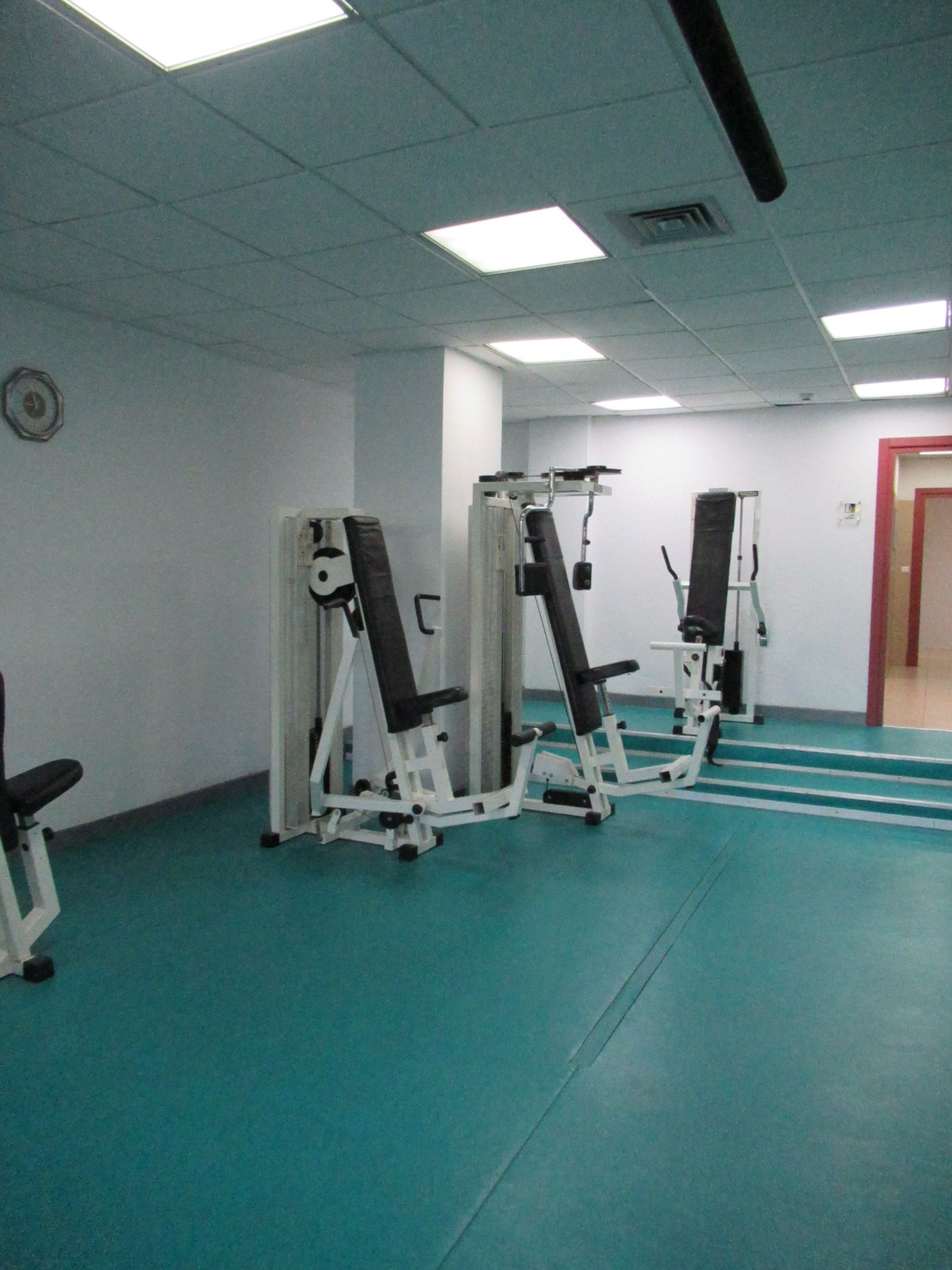 Equipement de gym dans une salle de sport