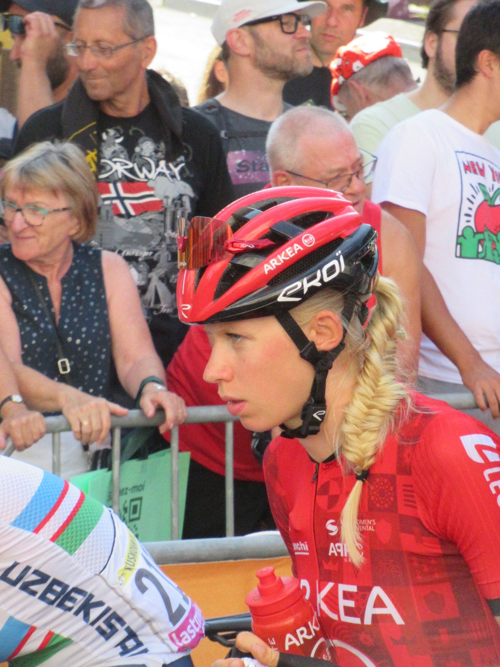 Cycliste en maillot rouge au tour de France féminin avec Zwift - Ciclista con maillot rojo en el Tour de Francia femenino con Zwift foto gratis