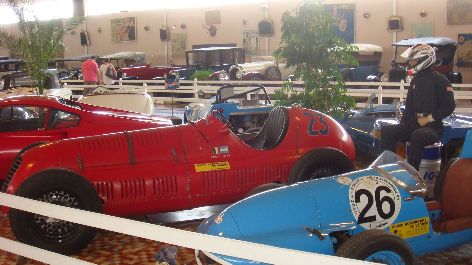 Voitures de course d’antan en exposition photo gratuite