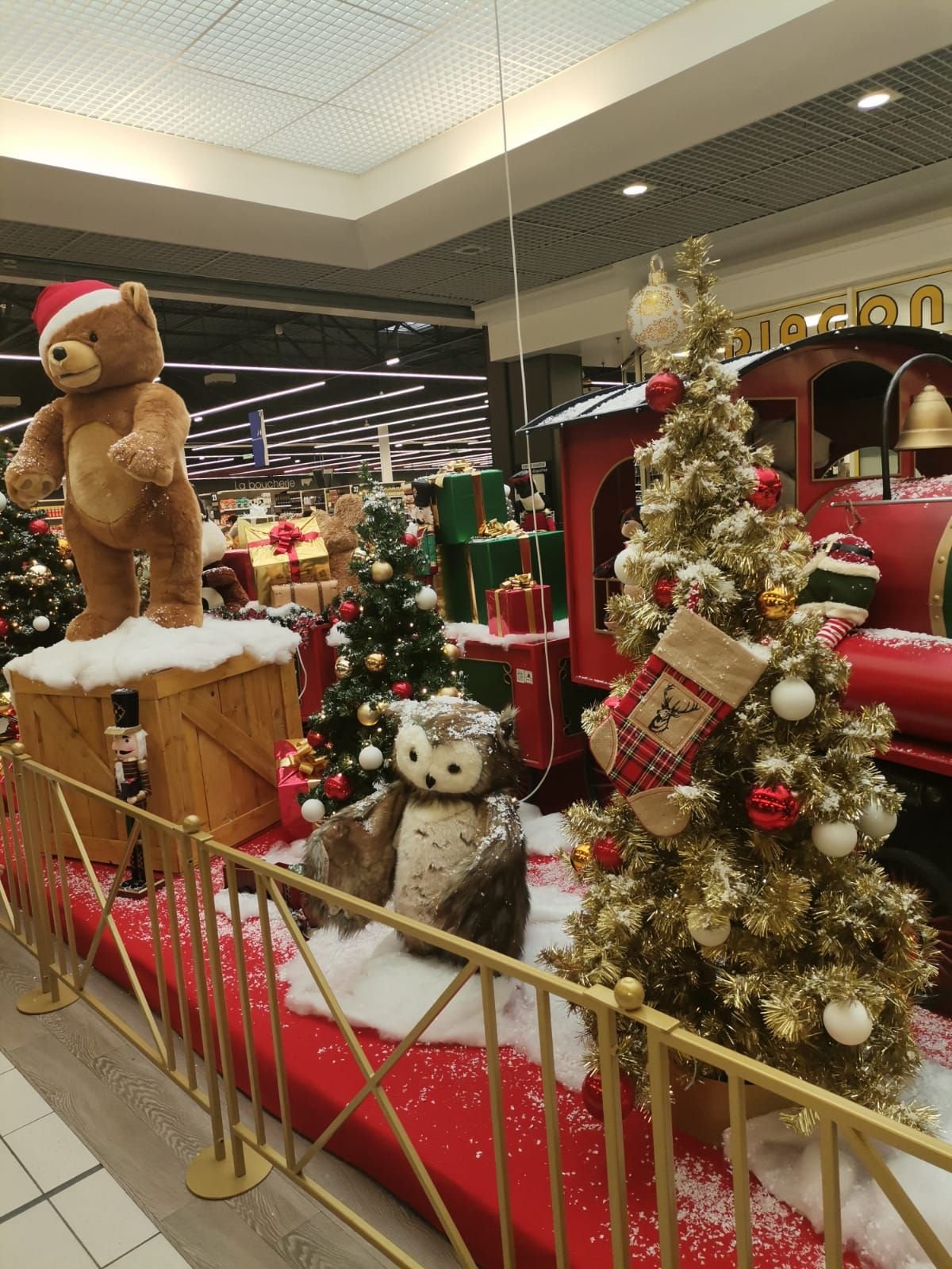 Décorations festives de Noël dans un centre commercial