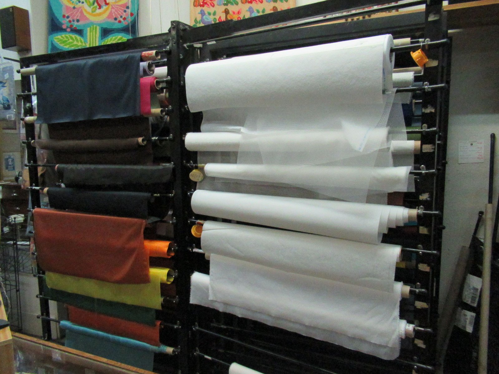 Rouleaux de tissus sur un présentoir