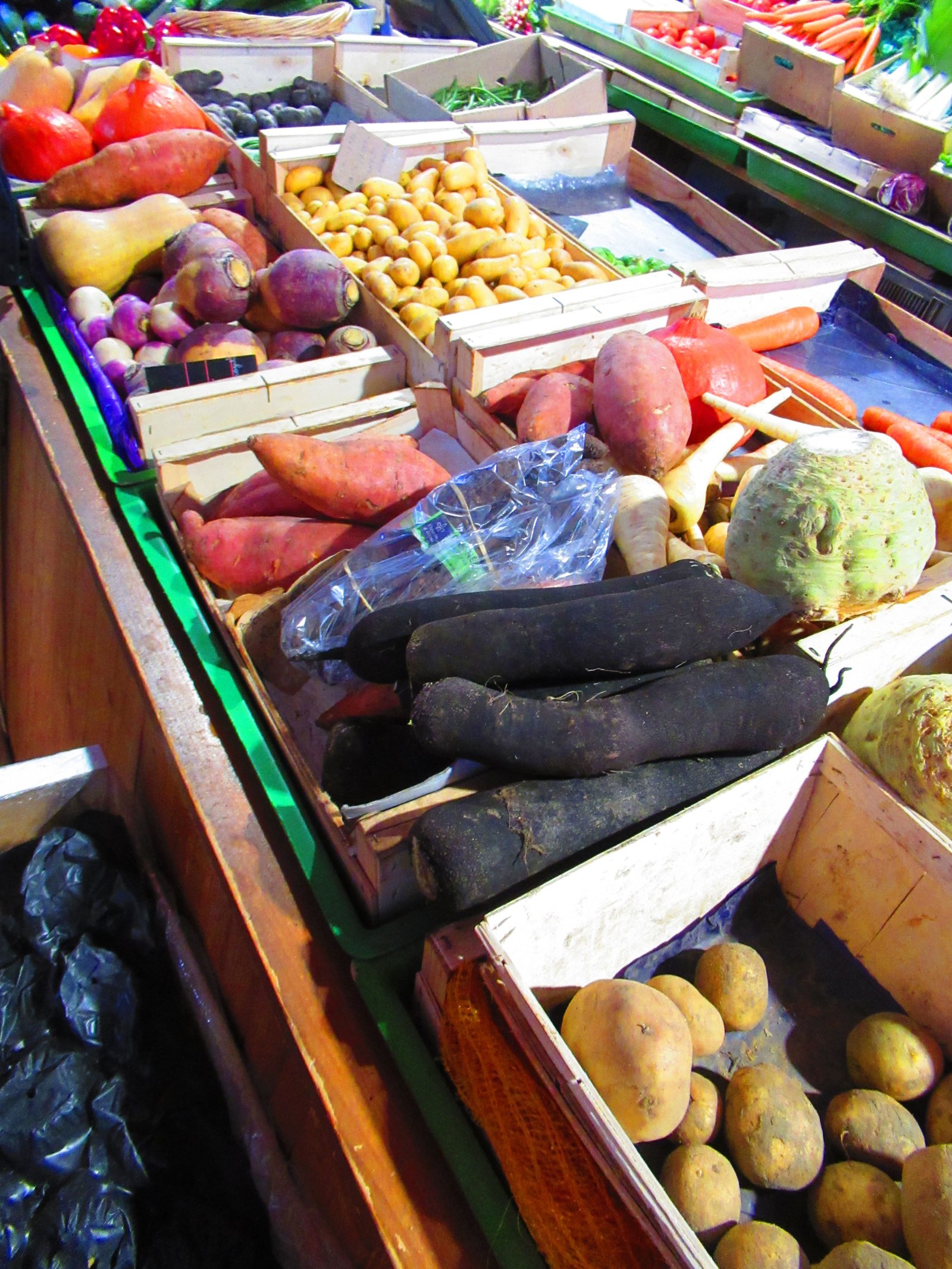 Étalage de légumes-racines au marché photo gratuite