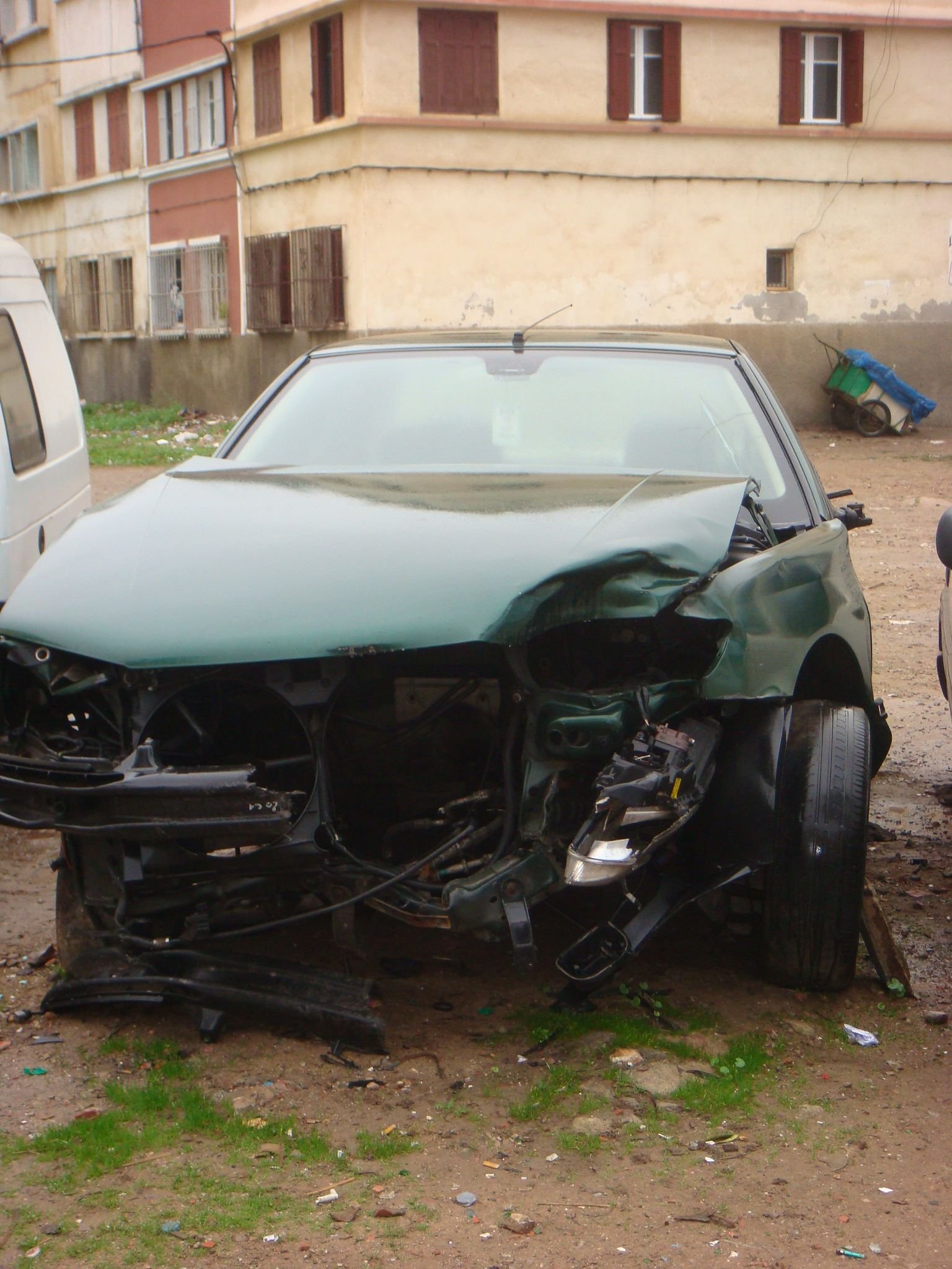 Une voiture après accident photo gratuite
