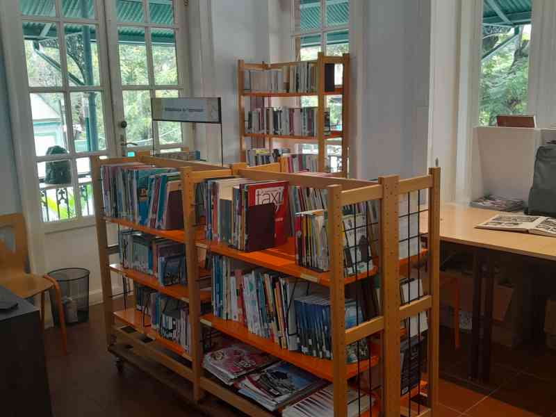 Meuble de rangement de livres dans une bibliothèque photo gratuite