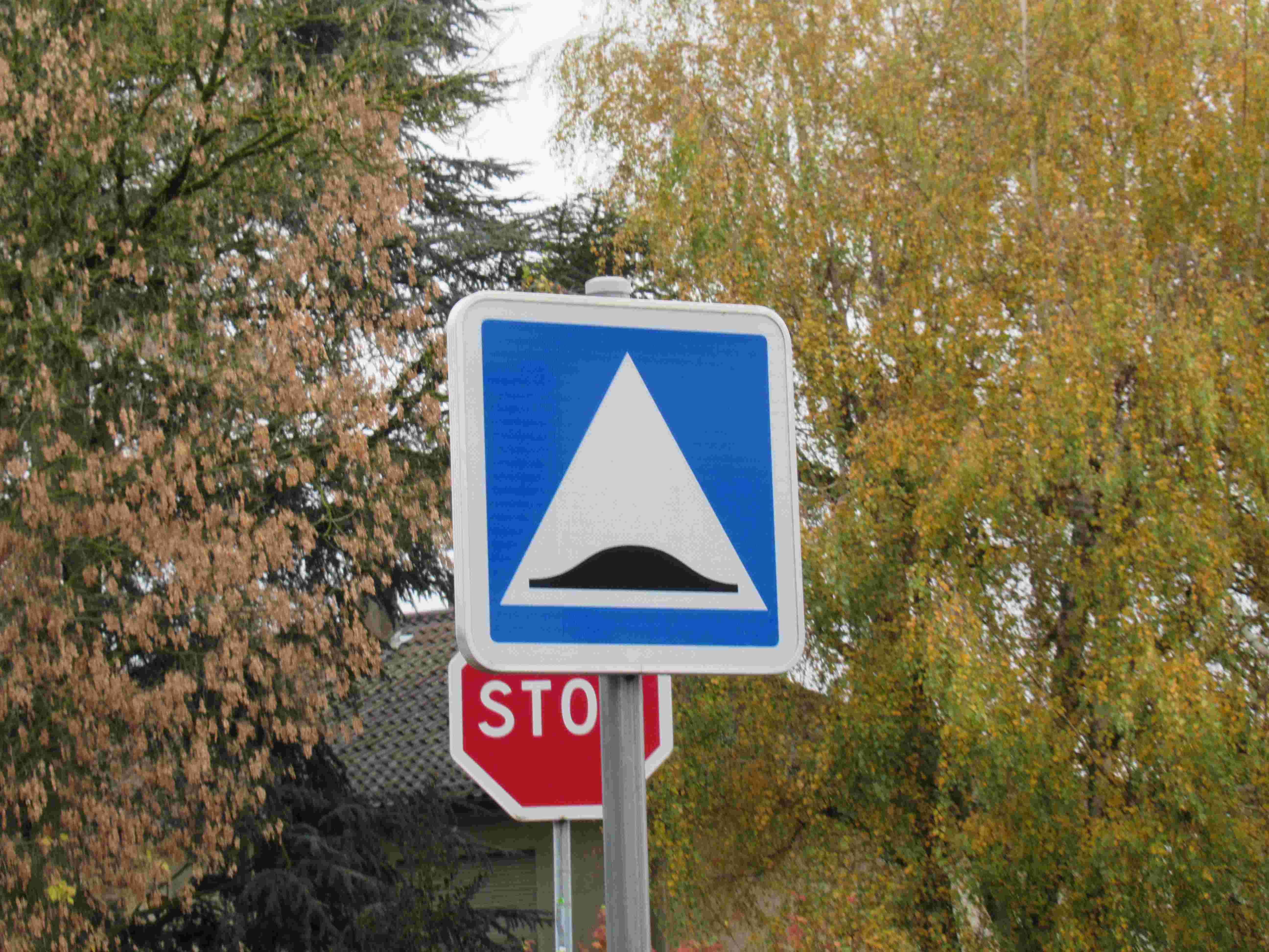 Signalétique : dos d'âne, stop, panneaux