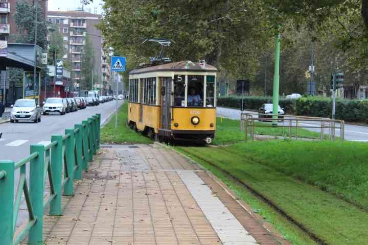 Tramway électrique, transport commun, en déplacement dans la ville de Milan Lombardie en Italie photo gratuite