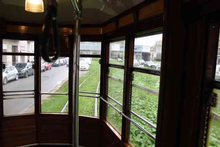 Intérieur d'un tramway électrique en déplacement, transport commun, dans la ville de Milan Lombardie en Italie photo gratuite