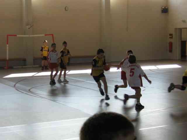 Un match sportif de jeunesse : handball photo gratuite