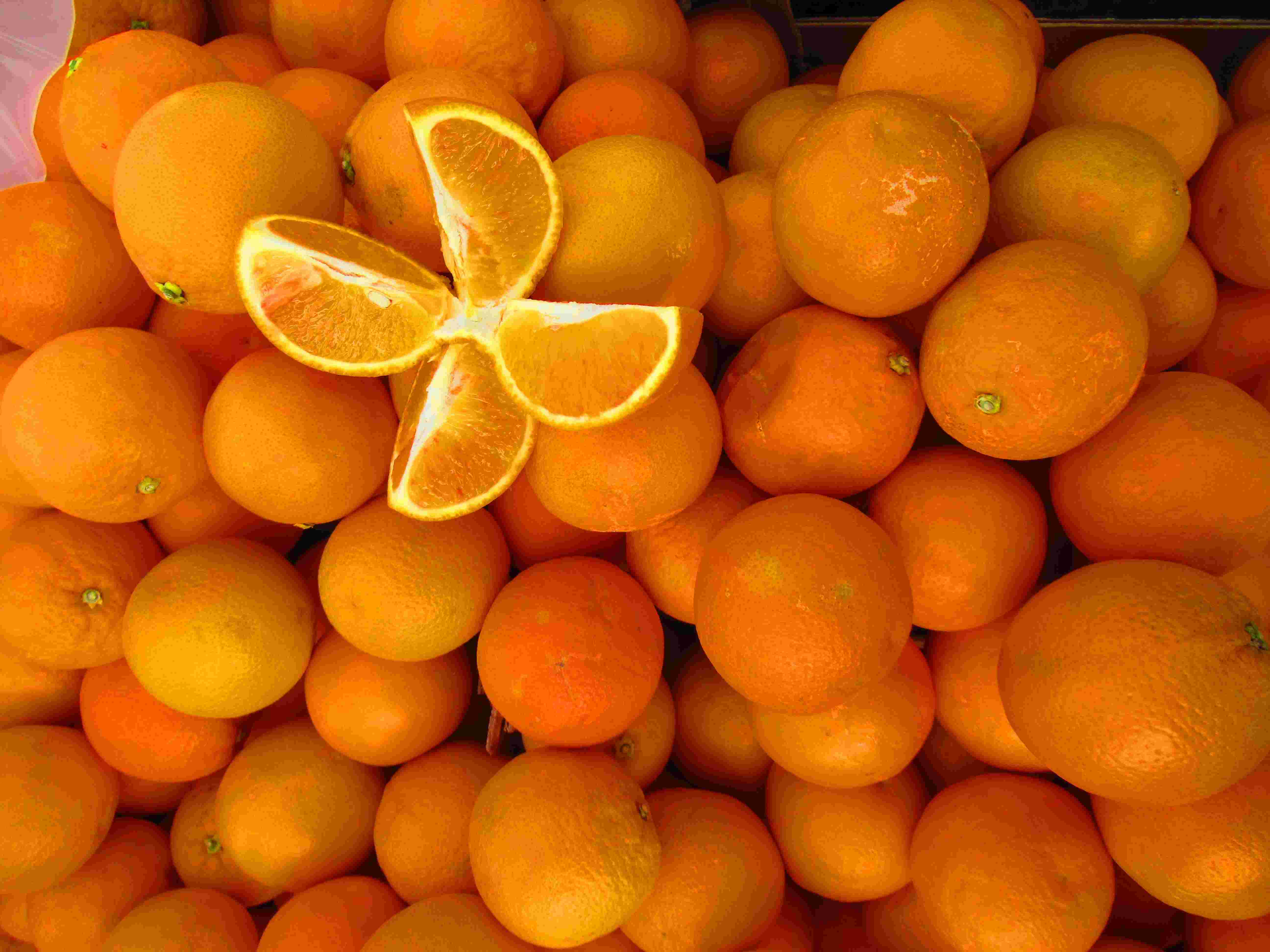 Oranges sur étale au marché