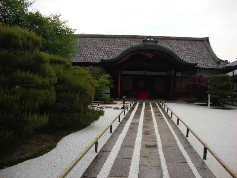 Un chemin d'accès menant à un bâtiment dans le temple Tō-ji au Japon, photo gratuite