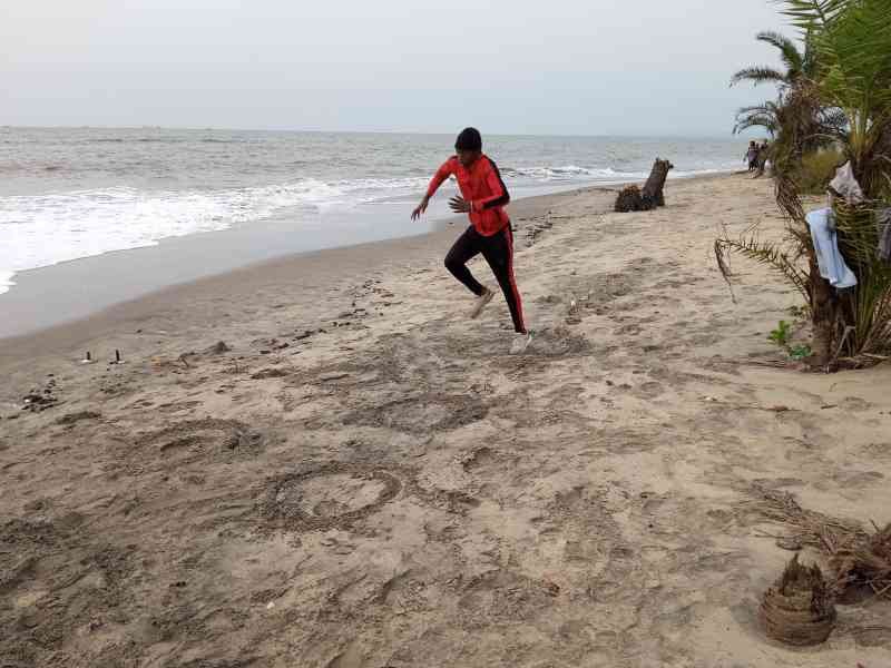 Sport sur une plage au bord de l'océan atlantique photo gratuite