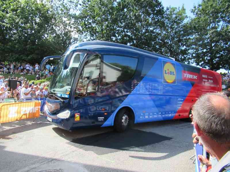 Bus de l'équipe LIDL Trek au départ du tour France avec zwift - Autobús del equipo LIDL Trek en la salida del Tour de Francia con zwift foto gratis