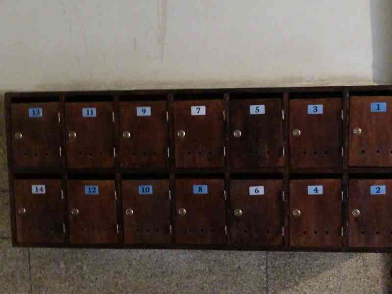 Série de boîtes aux lettres en bois