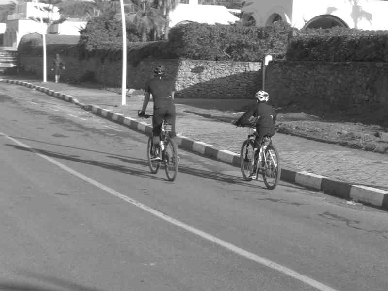 Deux cyclistes à vélo sur une piste cyclable