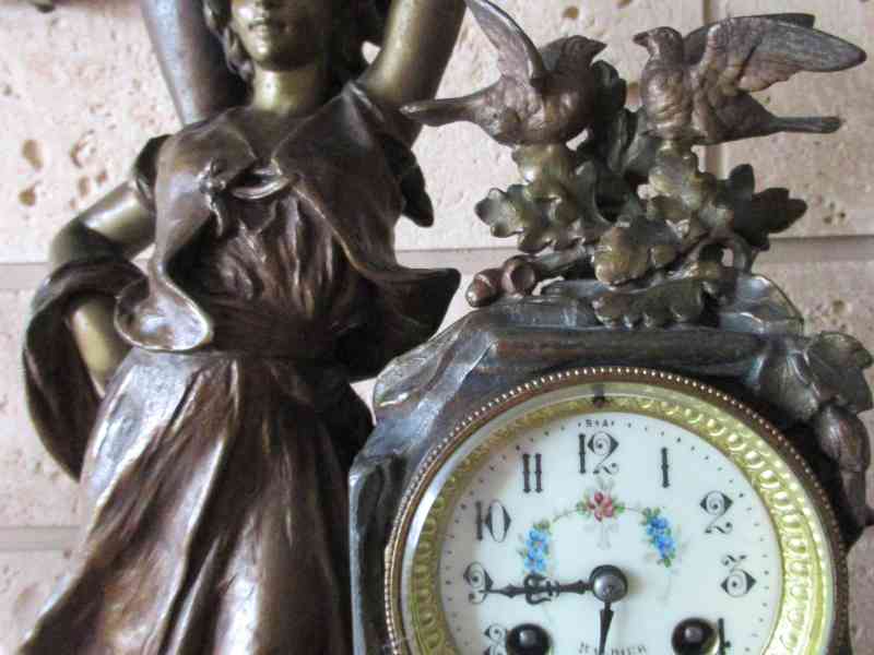 Pendule ancienne avec sculpture d'une statue de bronze