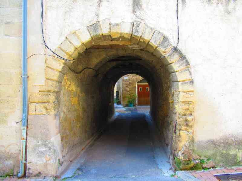 Un tunnel de passage qui s'ouvre sur une rue photo gratuite