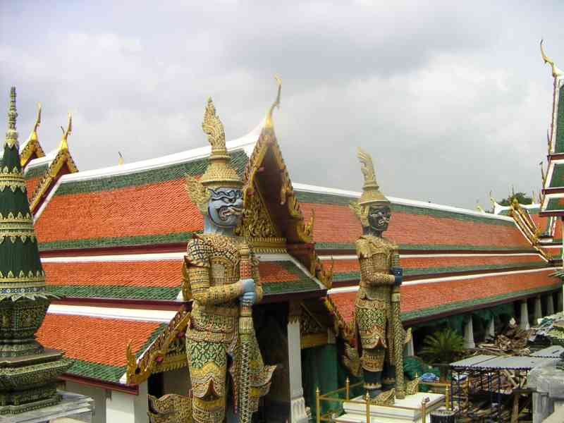 Les géants gardiens du Wat Phra Kaew Photo gratuite