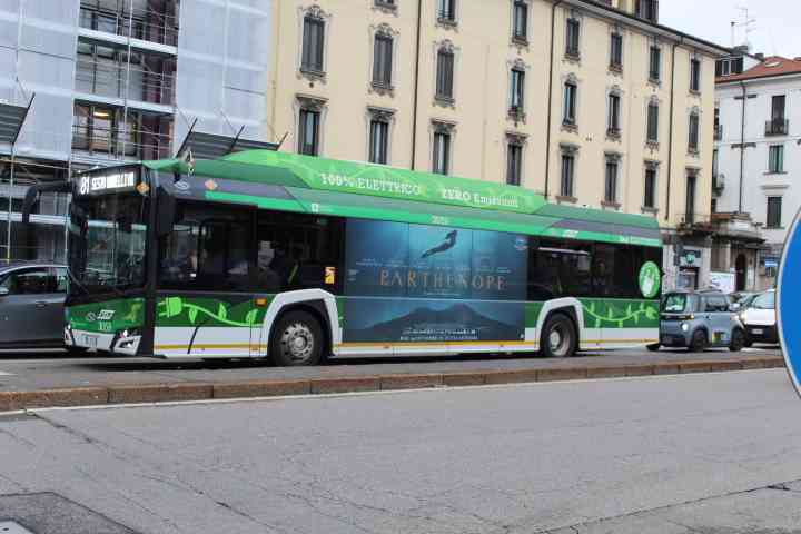 Bus électrique Parthenope, zéro émission, transport en commun, en déplacement dans la ville de Milan Lombardie en Italie photo gratuite