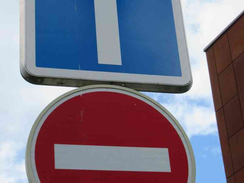 Panneaux de circulation routière rouge et bleu