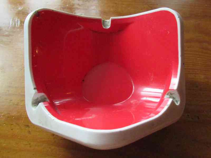 Cendrier rouge et blanc