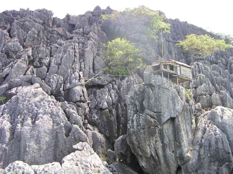 Une cabane construite sur une falaise rocheuse escarpée, photo gratuite