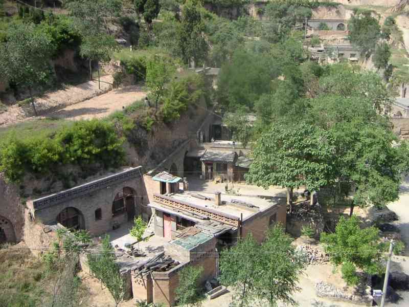 Village dans un massif montagneux entouré d'arbre en Chine, Asie photo gratuite