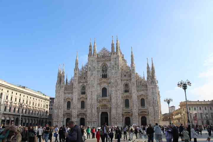 Des gens devant la cathédrale de Milan, également connue sous le nom de Duomo di Milano, photo gratuite
