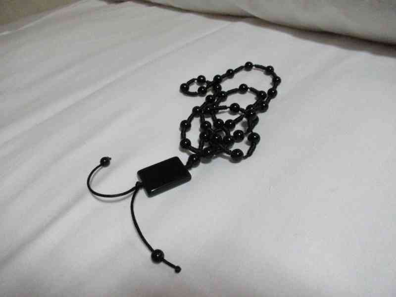 Collier de pierres noires