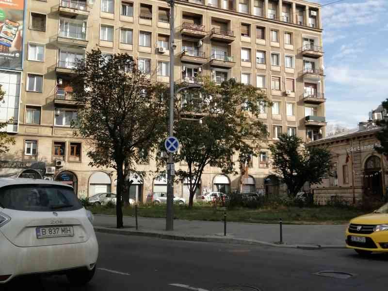 Immeuble de l'ère soviétique dans les rues de Bucarest en Roumanie