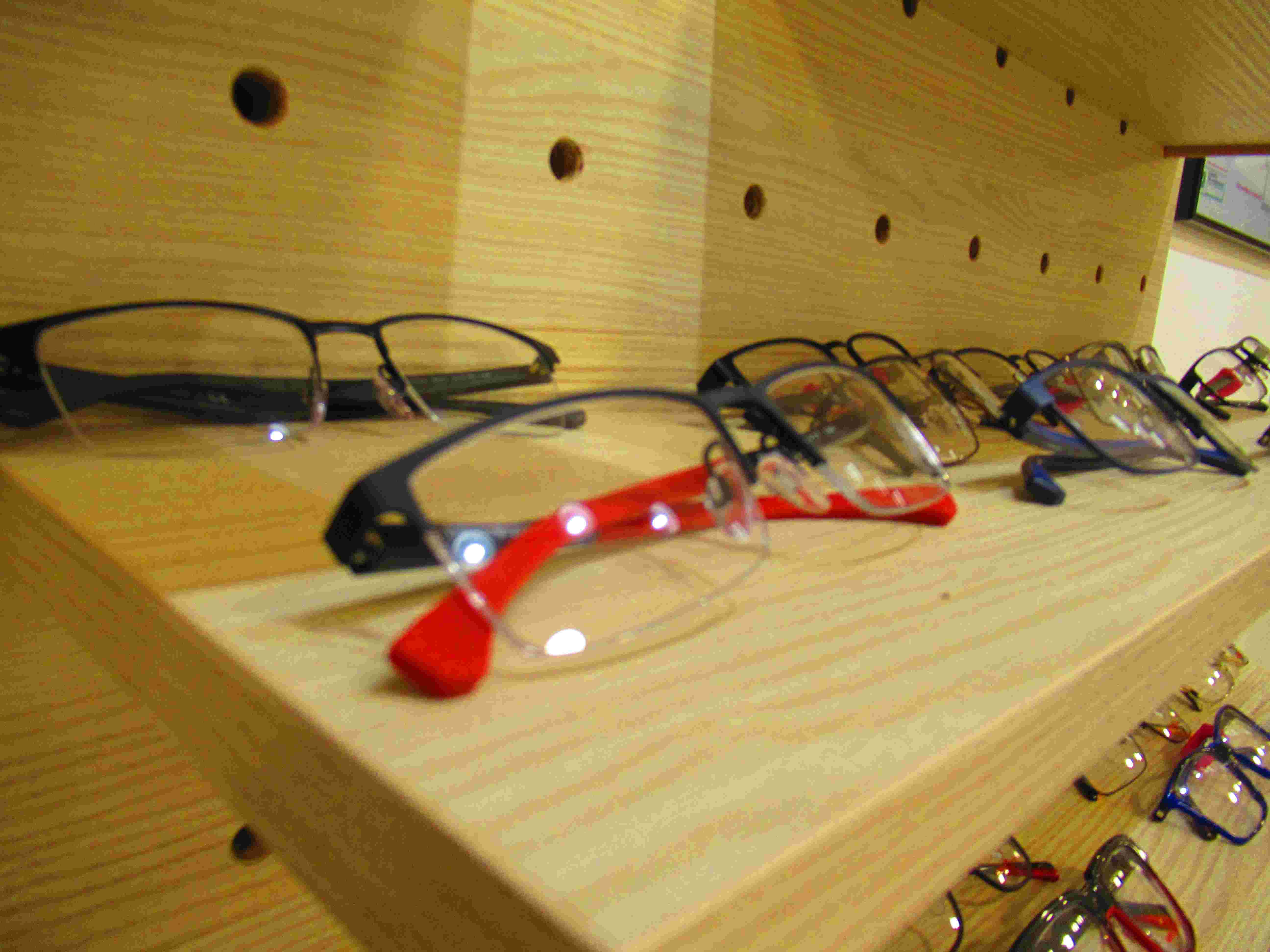 Etagères de lunettes chez opticien
