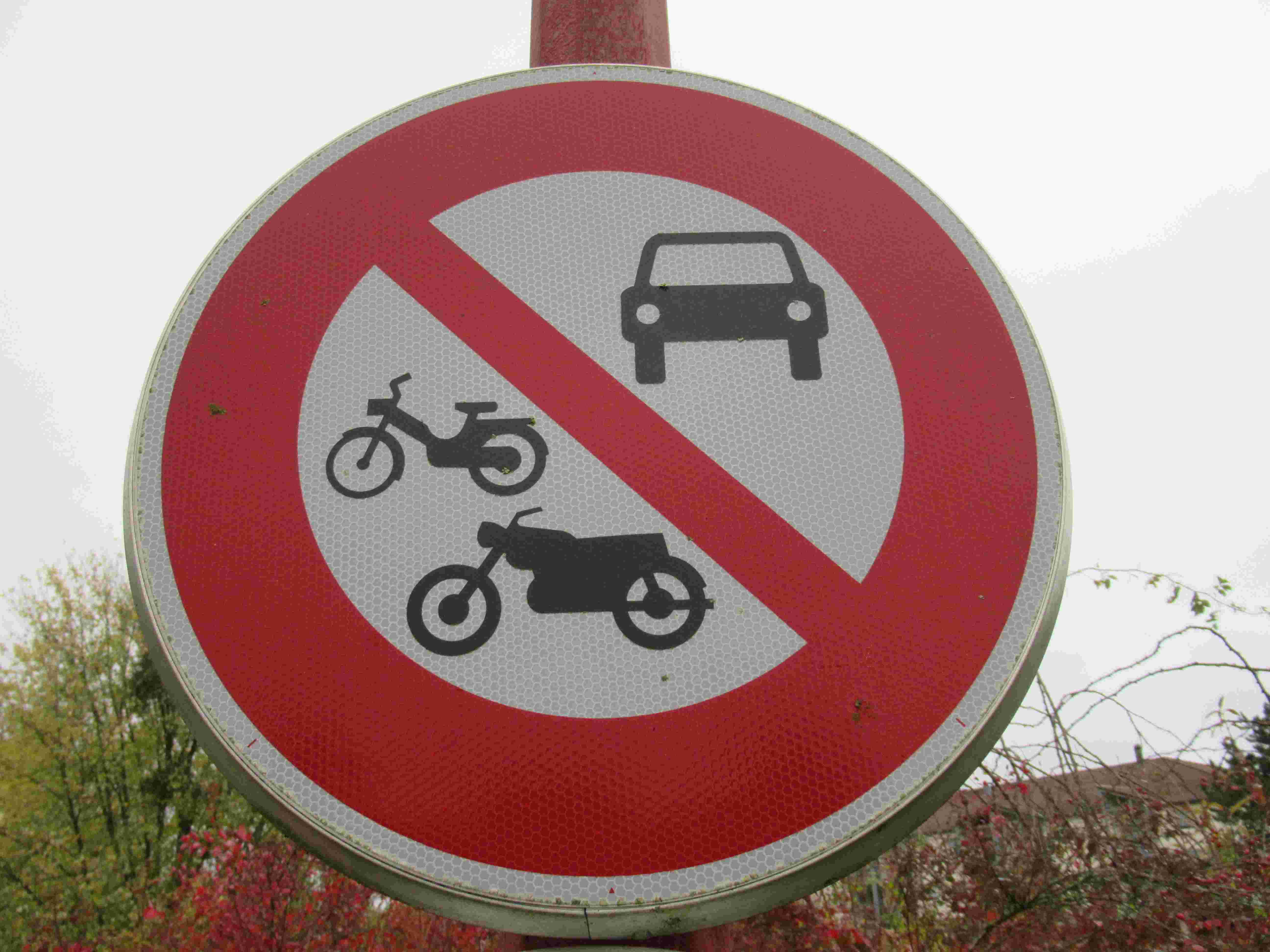 Circulation et code de la route : voitures, vélos, motos, interdits