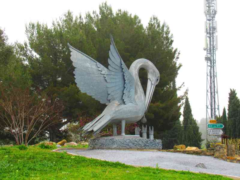 Lou pélican à l'entrée de Pélissanne dans les Bouches-du-Rhône