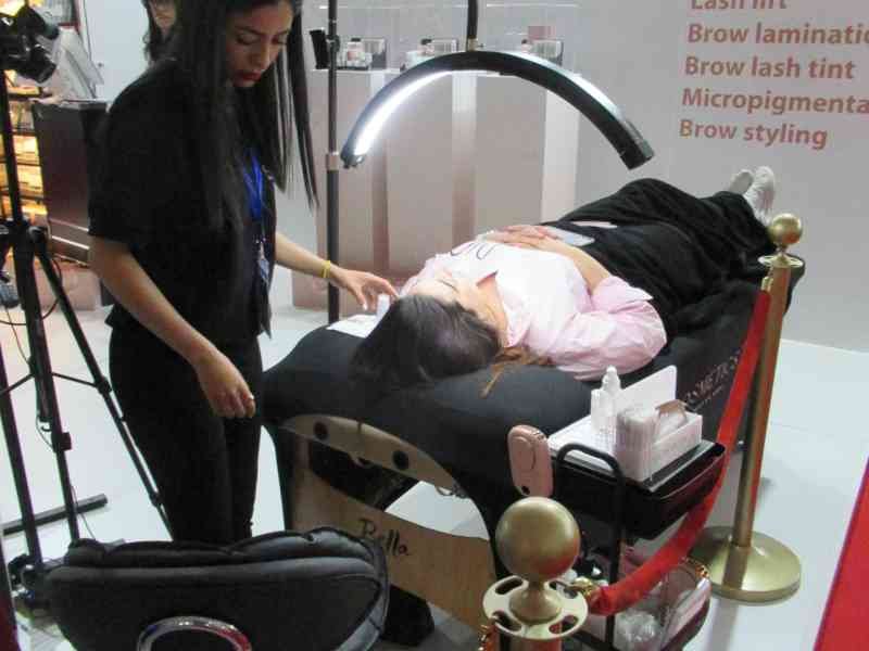 Personnes dans un salon de beauté