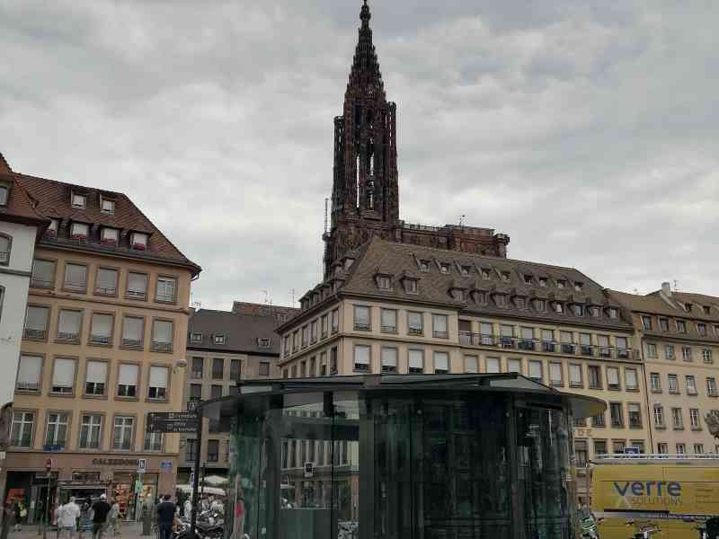 Cathédrale Notre-Dame de Strasbourg vue depuis la place Gutenberg