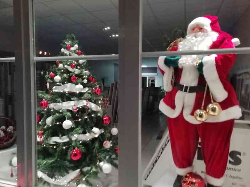 Une figurine de Père Noël et un sapin, photo gratuite