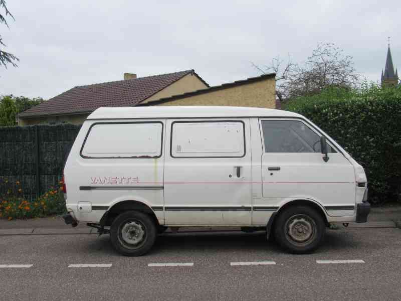 Nissan Vanette blanche