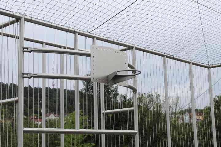 Panier de basket sécurisé pour terrain extérieur photo gratuite - Cesta de basquetebol segura para campo ao ar livre Foto gratuita