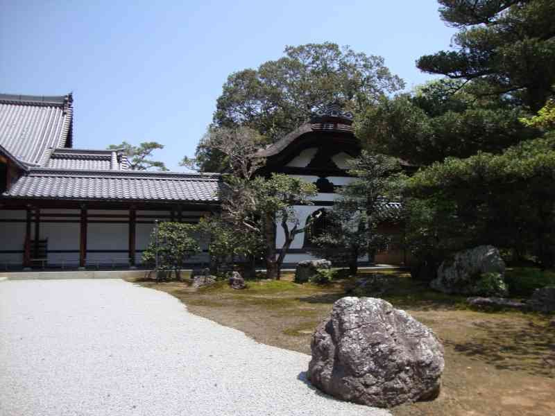 Une roche dans le cours du temple Kinkaku-ji au Japon, Asie, photo gratuite