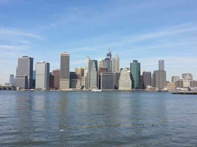 Gratte-ciels de Manhattan vus depuis la mer de Brooklyn à New-York